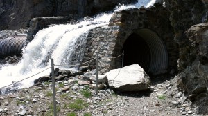 Schmelzwasser über dem Panoramaweg Hannigalp - Saas-Fee